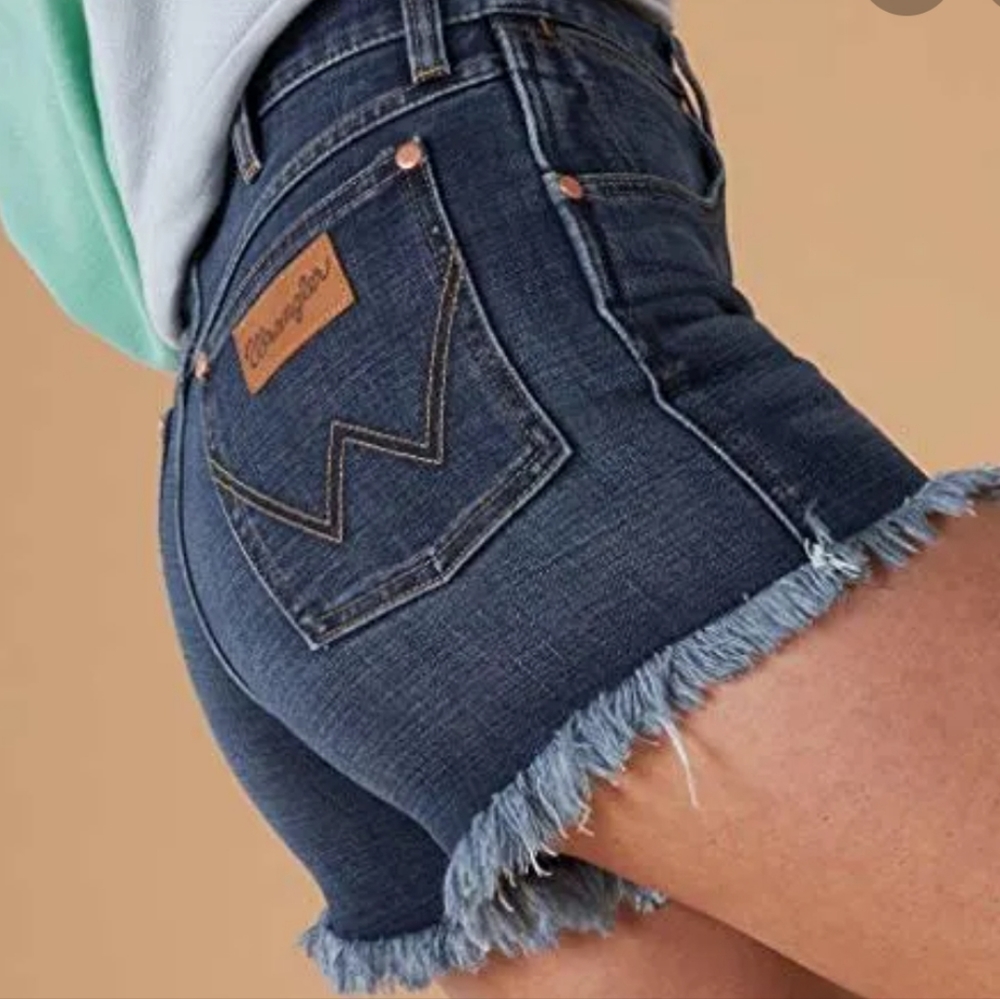Wrangler High Rise Pisces Shorts #WBCOSPS - Picture 2 of 9